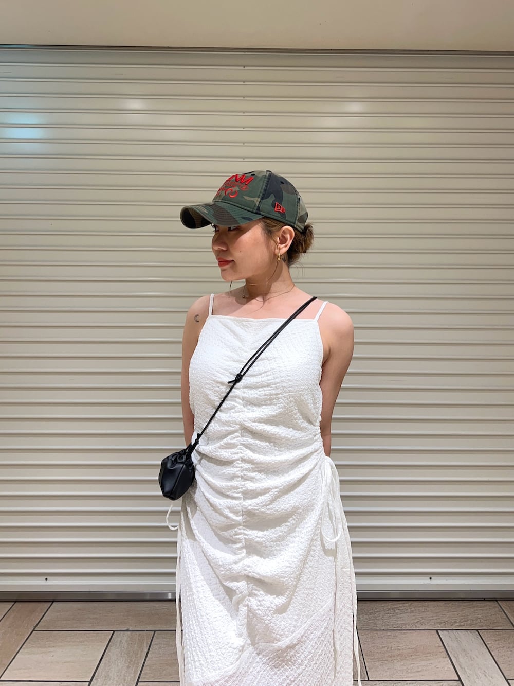 ホワイト系のワンピース、その他のキャップを着用したレディースの夏コーディネートの4枚目の写真