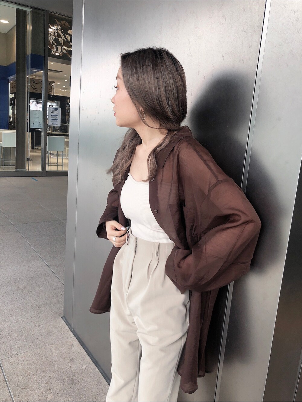 ベージュ系のシャツ/ブラウス、ベージュ系のその他パンツ、ブラック系のショルダーバッグを着用したレディースの春コーディネートの4枚目の写真