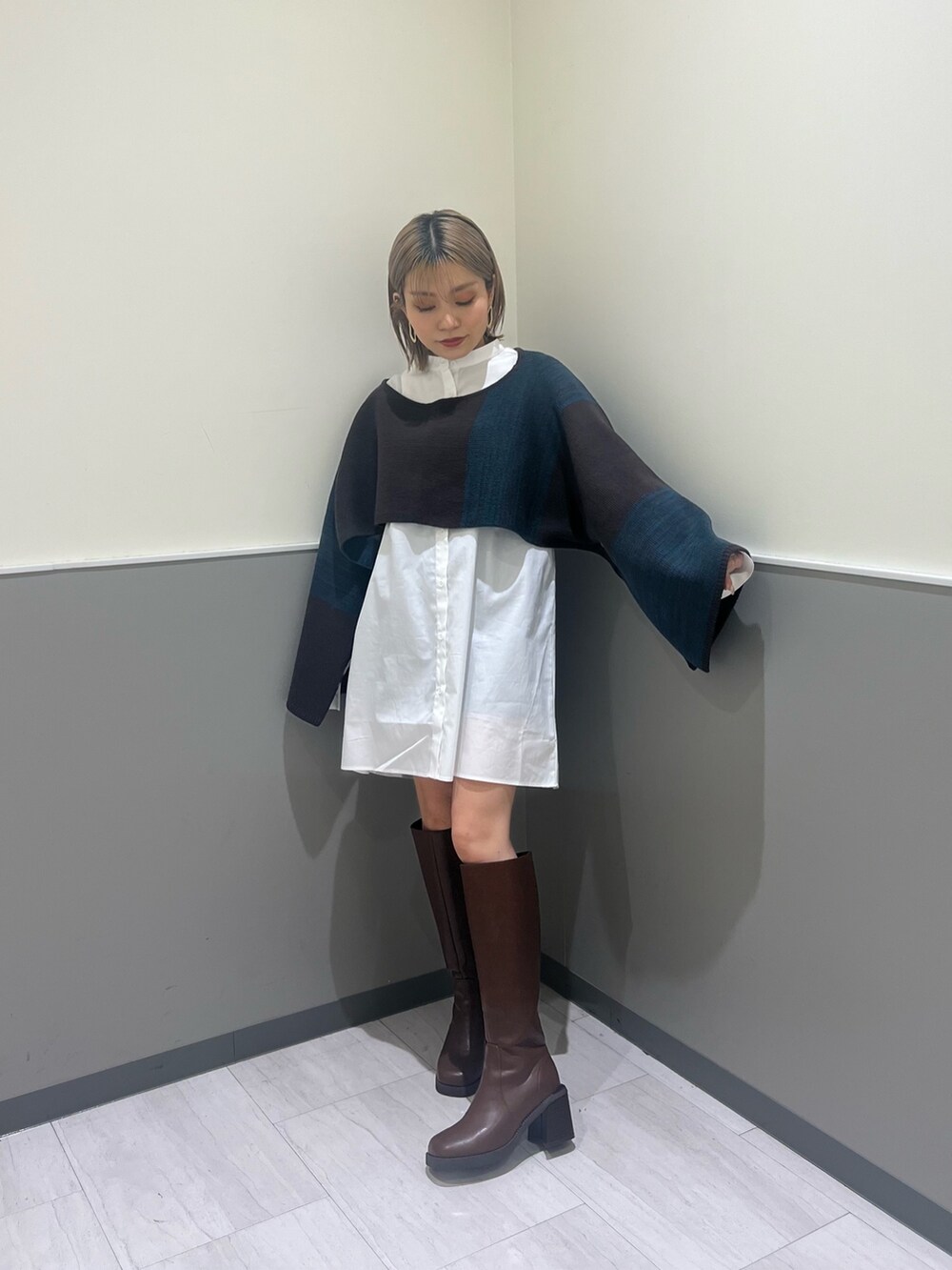 その他のワンピース、ブラウン系のブーツを着用したレディースの夏コーディネートの2枚目の写真