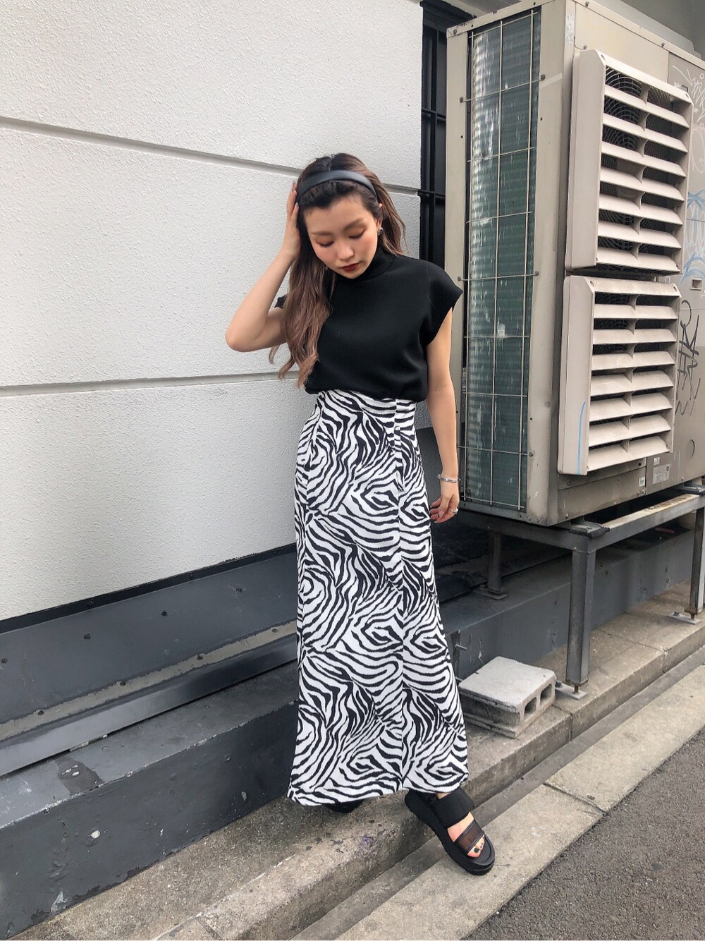 ブラック系のTシャツ/カットソー、その他のスカートを着用したレディースの夏コーディネートの4枚目の写真