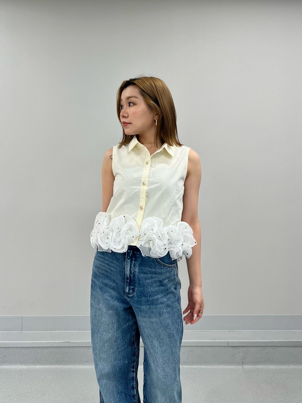 ブルー系のデニムパンツ、イエロー系のシャツ/ブラウスを着用したレディースの夏コーディネートの4枚目の写真