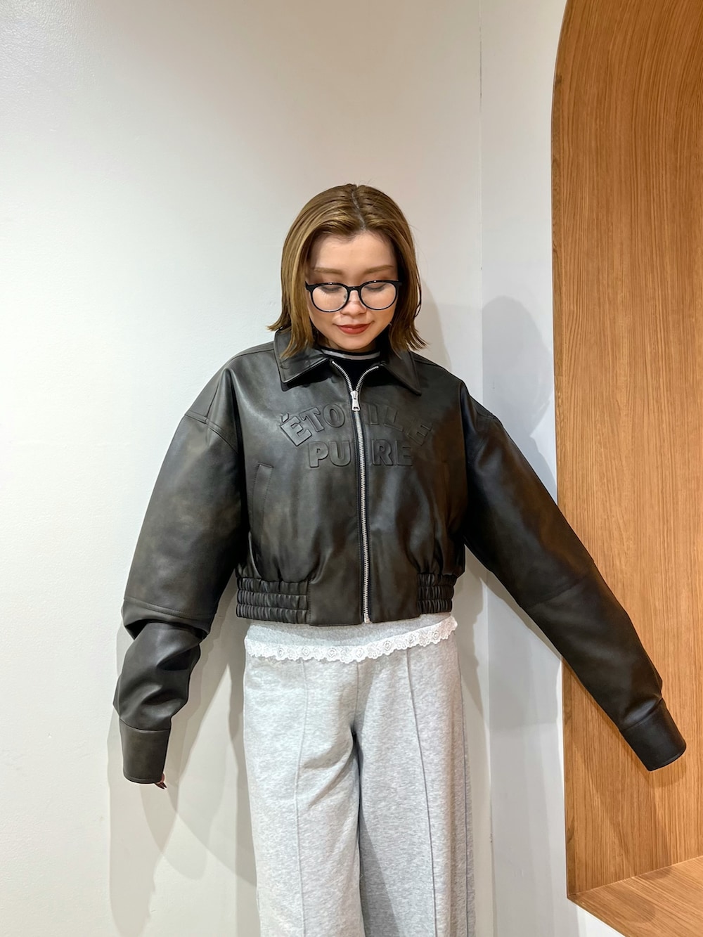 グレー系のニット/セーター、ブラウン系のブルゾン、グレー系のその他パンツを着用したレディースの冬コーディネートの4枚目の写真