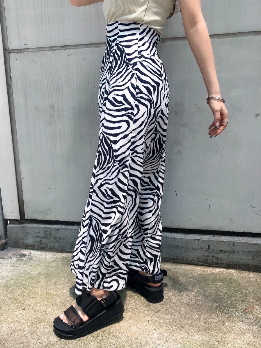 ブラック系のサンダル、その他のスカート、ベージュ系のTシャツ/カットソーを着用したレディースの夏コーディネートの5枚目の写真