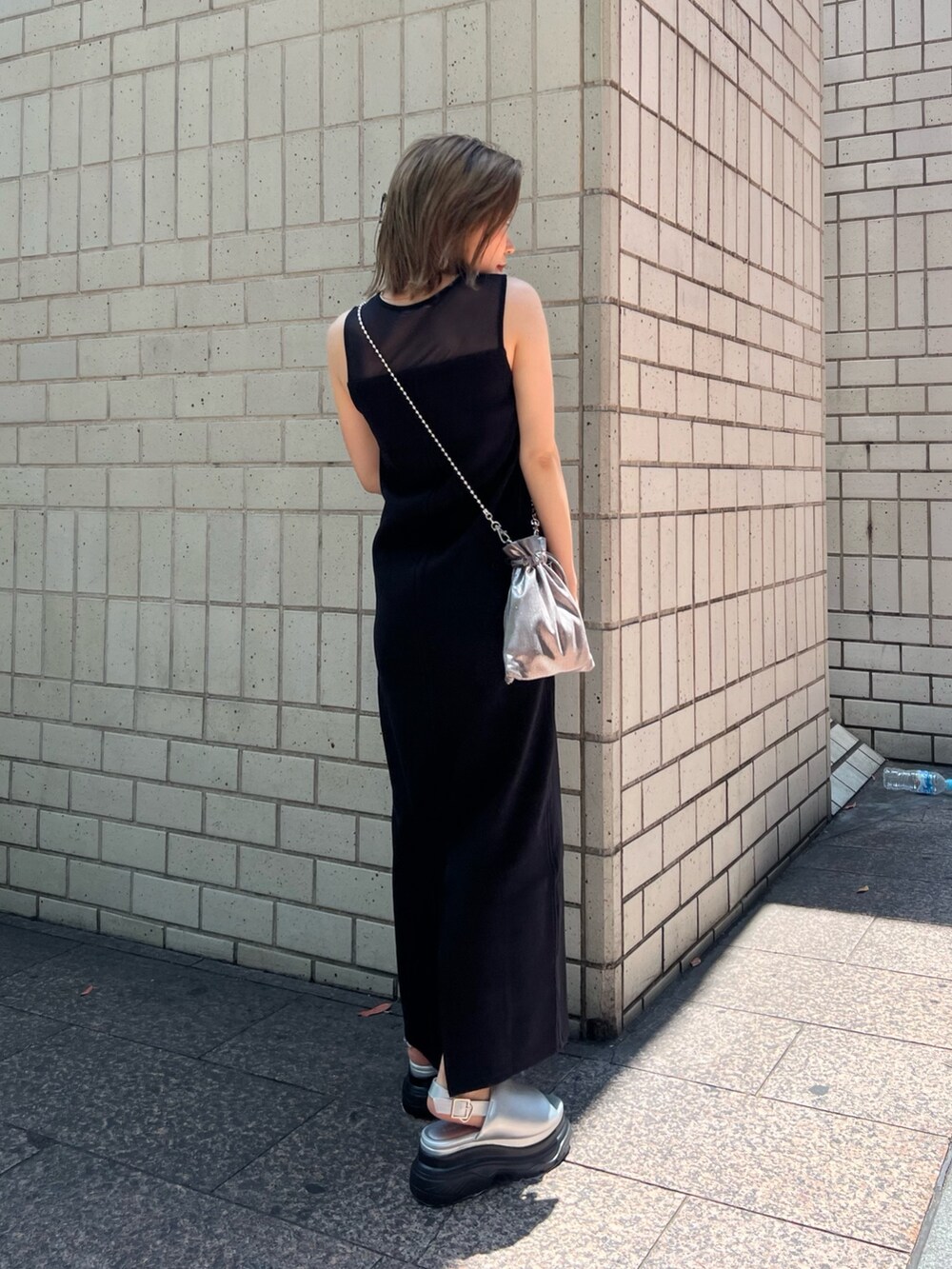 ブラック系のワンピース、シルバー系のサンダル、ブラック系のショルダーバッグを着用したレディースの夏コーディネートの4枚目の写真