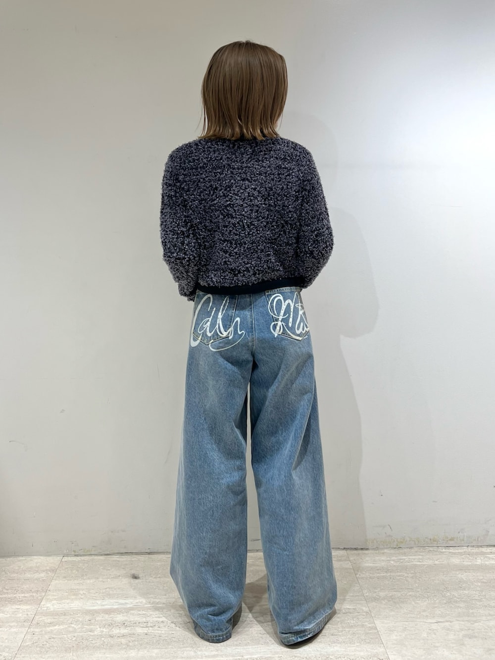 ブルー系のその他パンツ、ブラック系のサンダル、ブラック系のカーディガン/ボレロを着用したレディースの冬コーディネートの3枚目の写真