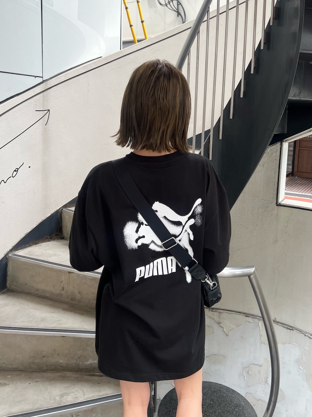 ブラック系のTシャツ/カットソー、ブラック系のブーツ、ブラック系のショルダーバッグを着用したレディースの春コーディネートの5枚目の写真