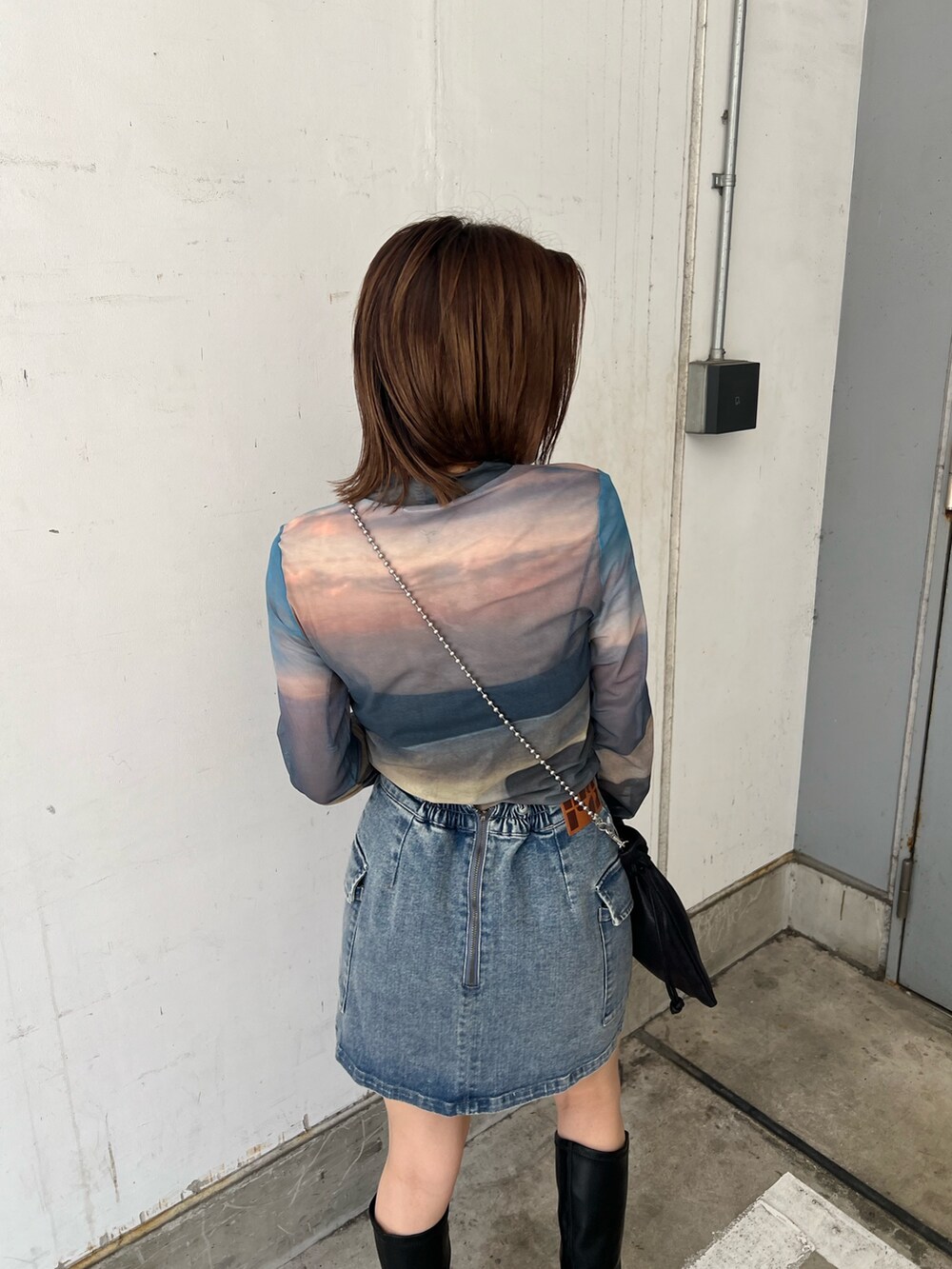 その他のTシャツ/カットソー、ブルー系のスカート、ブラック系のブーツを着用したレディースの夏コーディネートの5枚目の写真