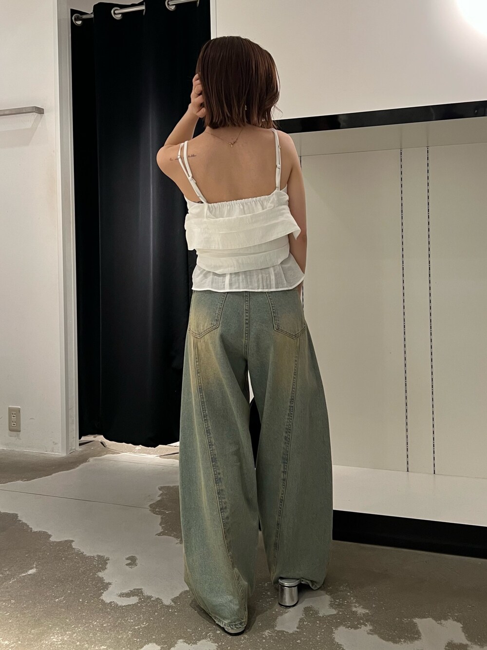 ホワイト系のシャツ/ブラウス、ブルー系のデニムパンツ、シルバー系のパンプスを着用したレディースの夏コーディネートの3枚目の写真