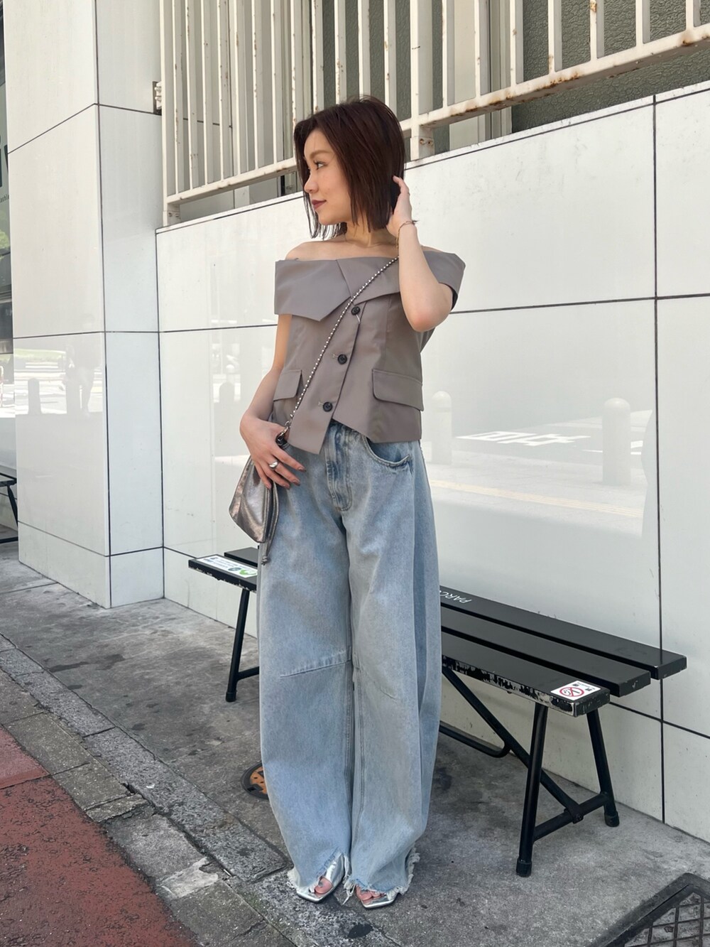 ブラウン系のシャツ/ブラウス、ブルー系のデニムパンツ、シルバー系のサンダルを着用したレディースの夏コーディネートの5枚目の写真