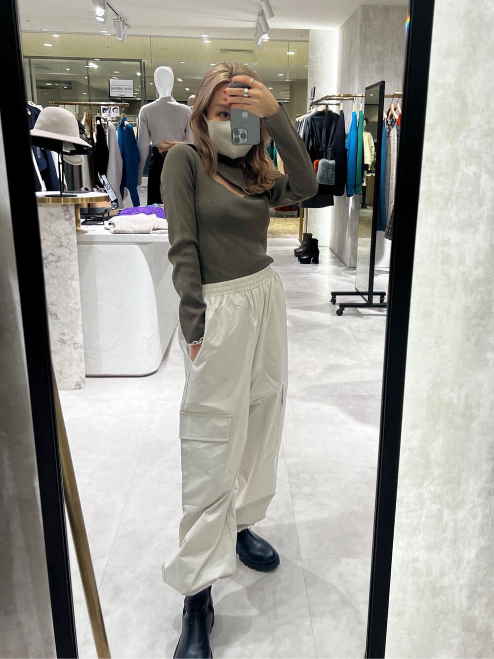 ブラック系のブーツ、ブラウン系のニット/セーター、ホワイト系のカーゴパンツを着用したレディースの秋コーディネートの7枚目の写真