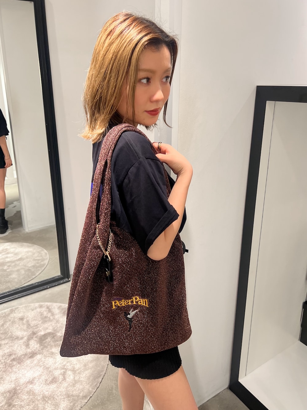 ブラック系のTシャツ/カットソー、ブラウン系のトートバッグ、ブラック系のその他パンツを着用したレディースの夏コーディネートの4枚目の写真