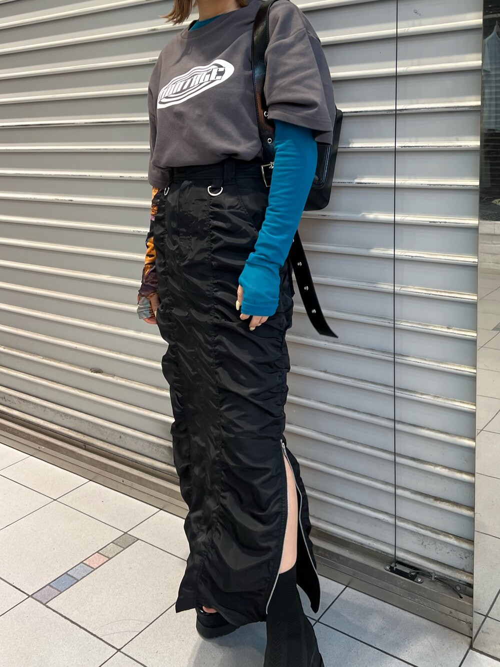 グレー系のTシャツ/カットソー、その他のTシャツ/カットソー、ブラック系のブーツを着用したレディースの春コーディネートの7枚目の写真