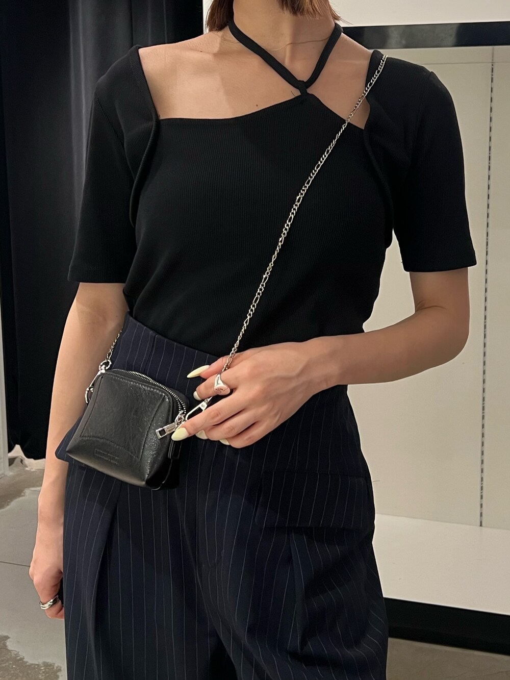 ブラック系のショルダーバッグ、ブラック系のサンダル、ブルー系のその他パンツを着用したレディースの夏コーディネートの5枚目の写真