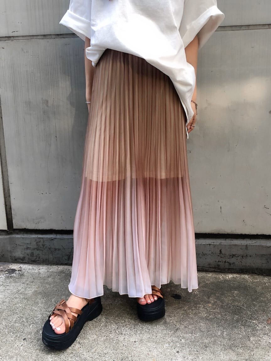 ブラック系のサンダル、ホワイト系のTシャツ/カットソー、ベージュ系のスカートを着用したレディースの夏コーディネートの4枚目の写真
