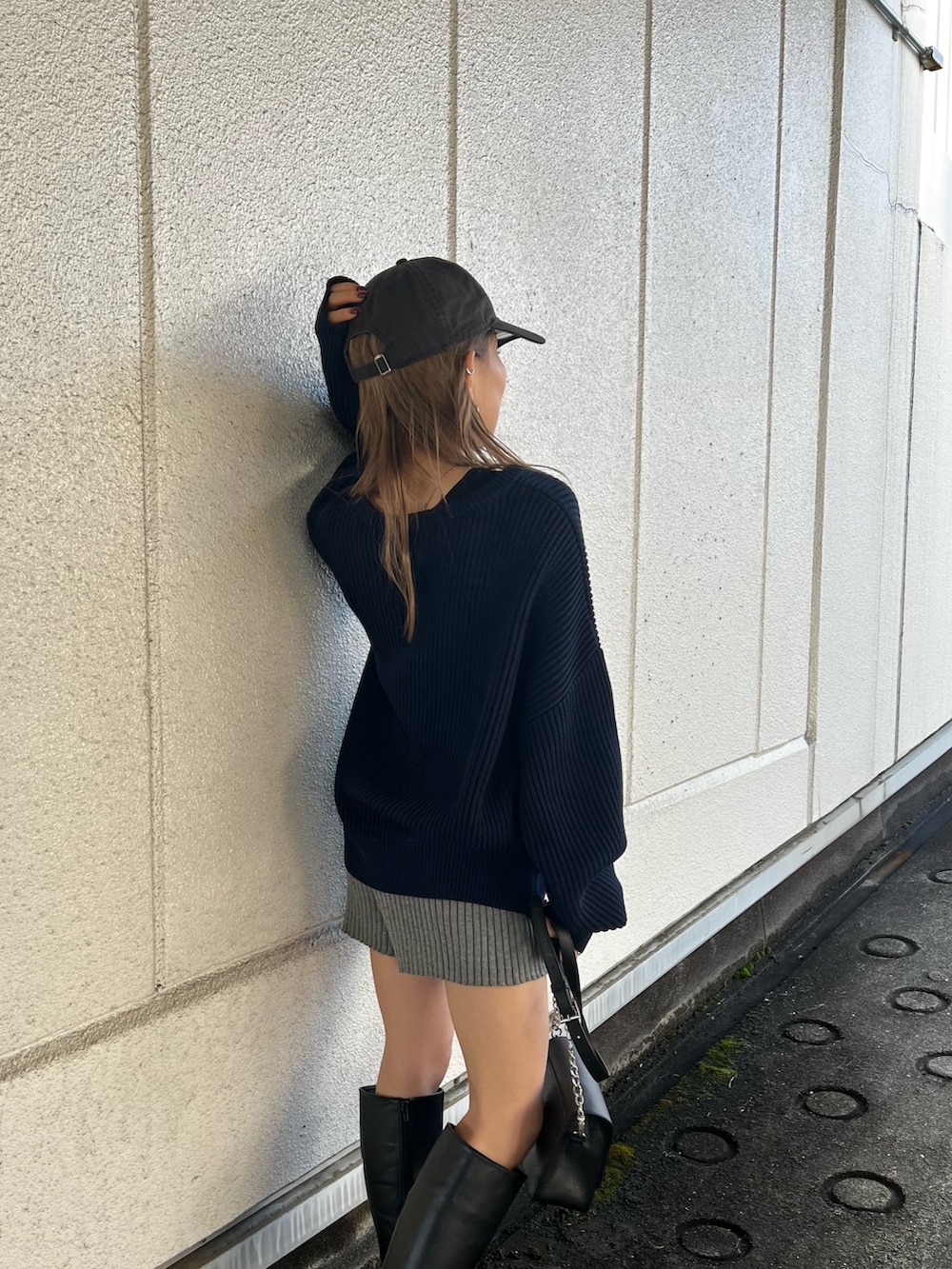 ブルー系のニット/セーター、グレー系のスウェットパンツ、ブラック系のブーツを着用したレディースの冬コーディネートの6枚目の写真