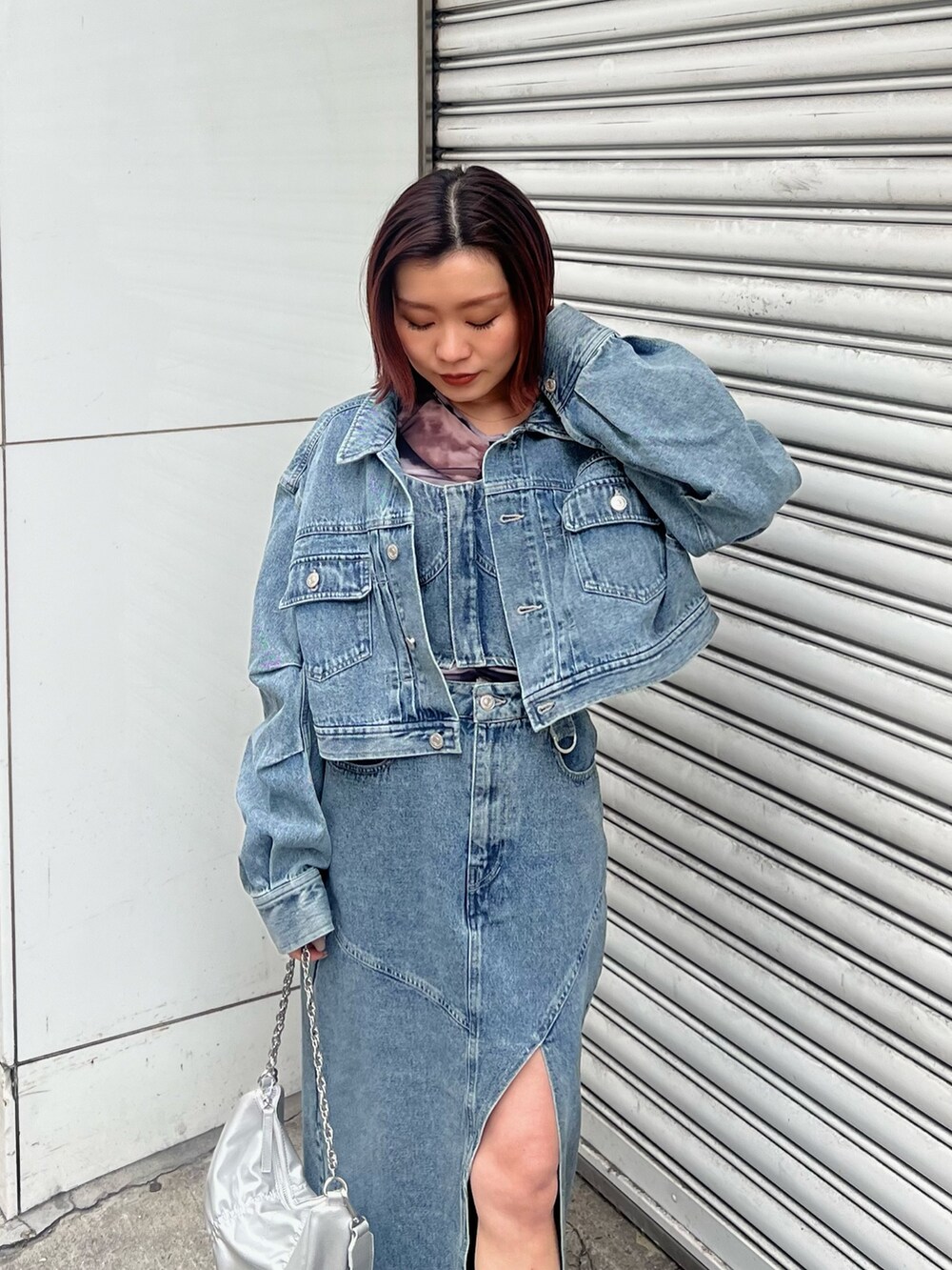 ブラウン系のブーツ、グレー系のTシャツ/カットソー、ブルー系のその他トップスを着用したレディースの冬コーディネートの3枚目の写真