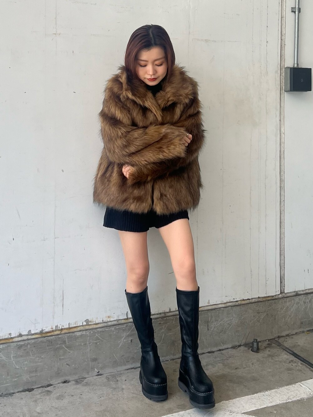 ブラウン系のその他アウター、ブラック系のTシャツ/カットソー、ブラック系のその他パンツを着用したレディースの秋コーディネートの4枚目の写真