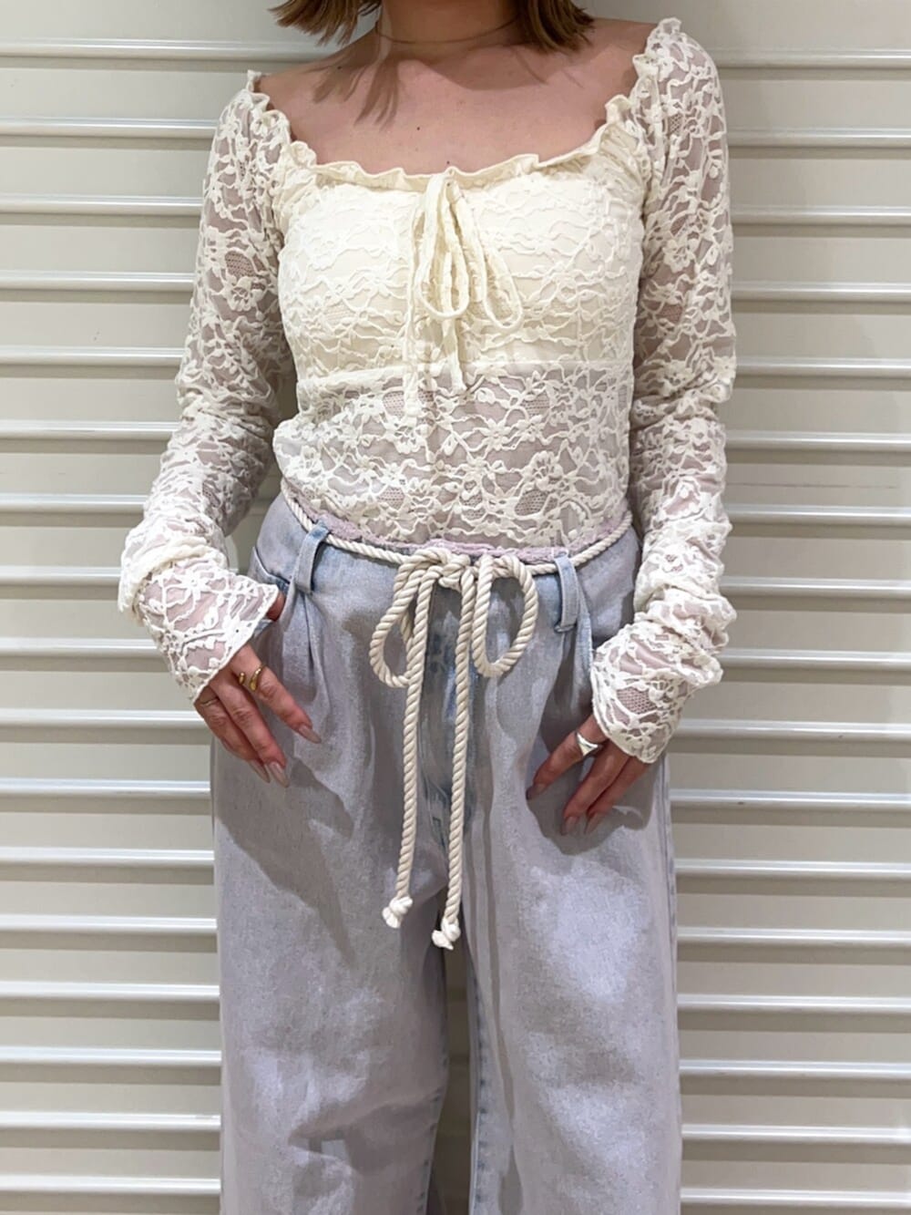 ブラウン系のサンダル、ホワイト系のTシャツ/カットソー、ピンク系のデニムパンツを着用したレディースの春コーディネートの6枚目の写真