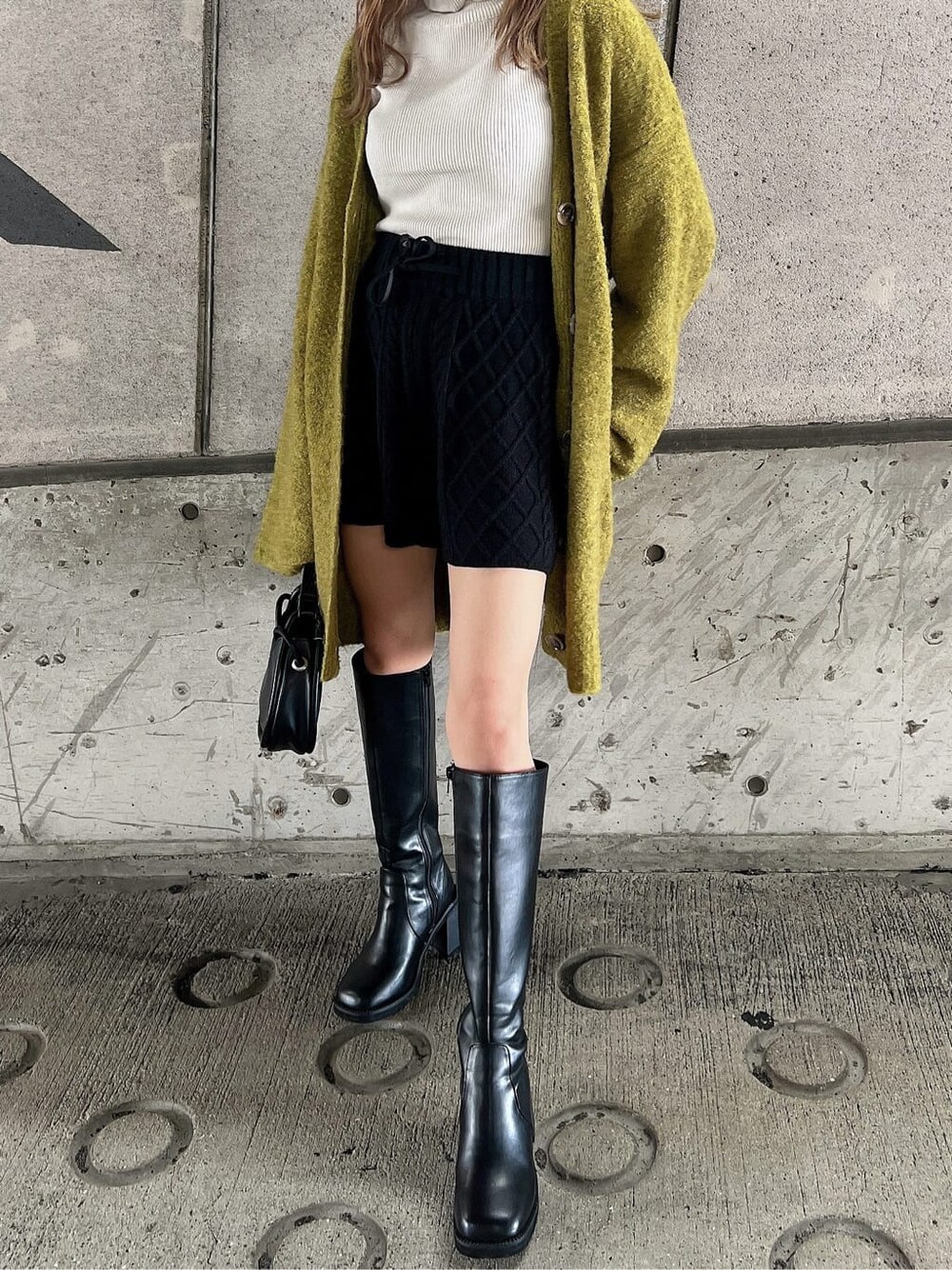 ブラック系のブーツ、ブラック系のスウェットパンツ、ホワイト系のニット/セーターを着用したレディースの秋コーディネートの7枚目の写真