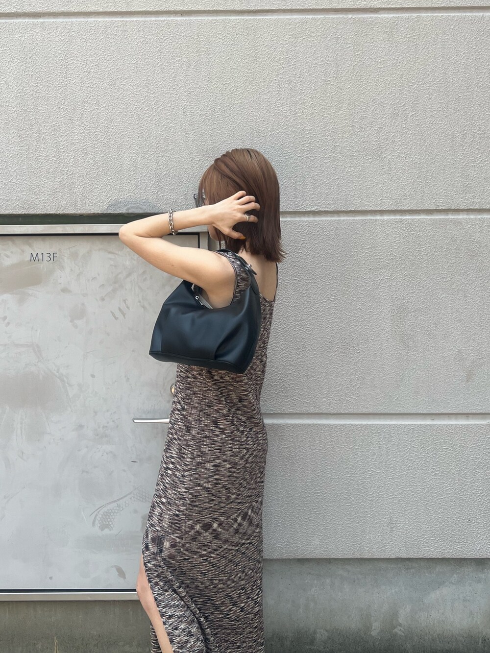 ブラウン系のワンピース、ブラック系のハンドバッグ、グレー系のサングラスを着用したレディースの春コーディネートの7枚目の写真