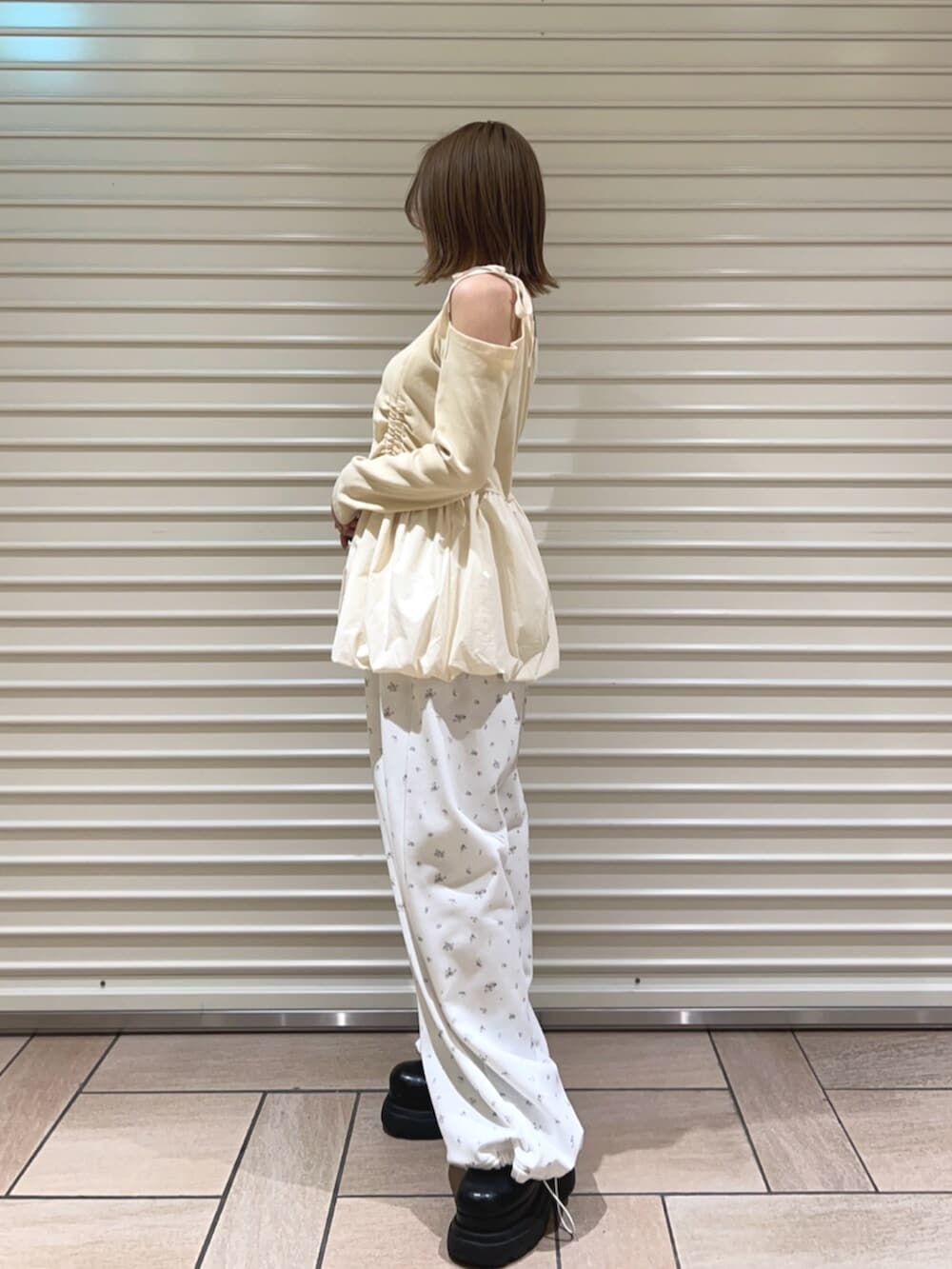 イエロー系のTシャツ/カットソー、ホワイト系のその他パンツを着用したレディースの春コーディネートの2枚目の写真