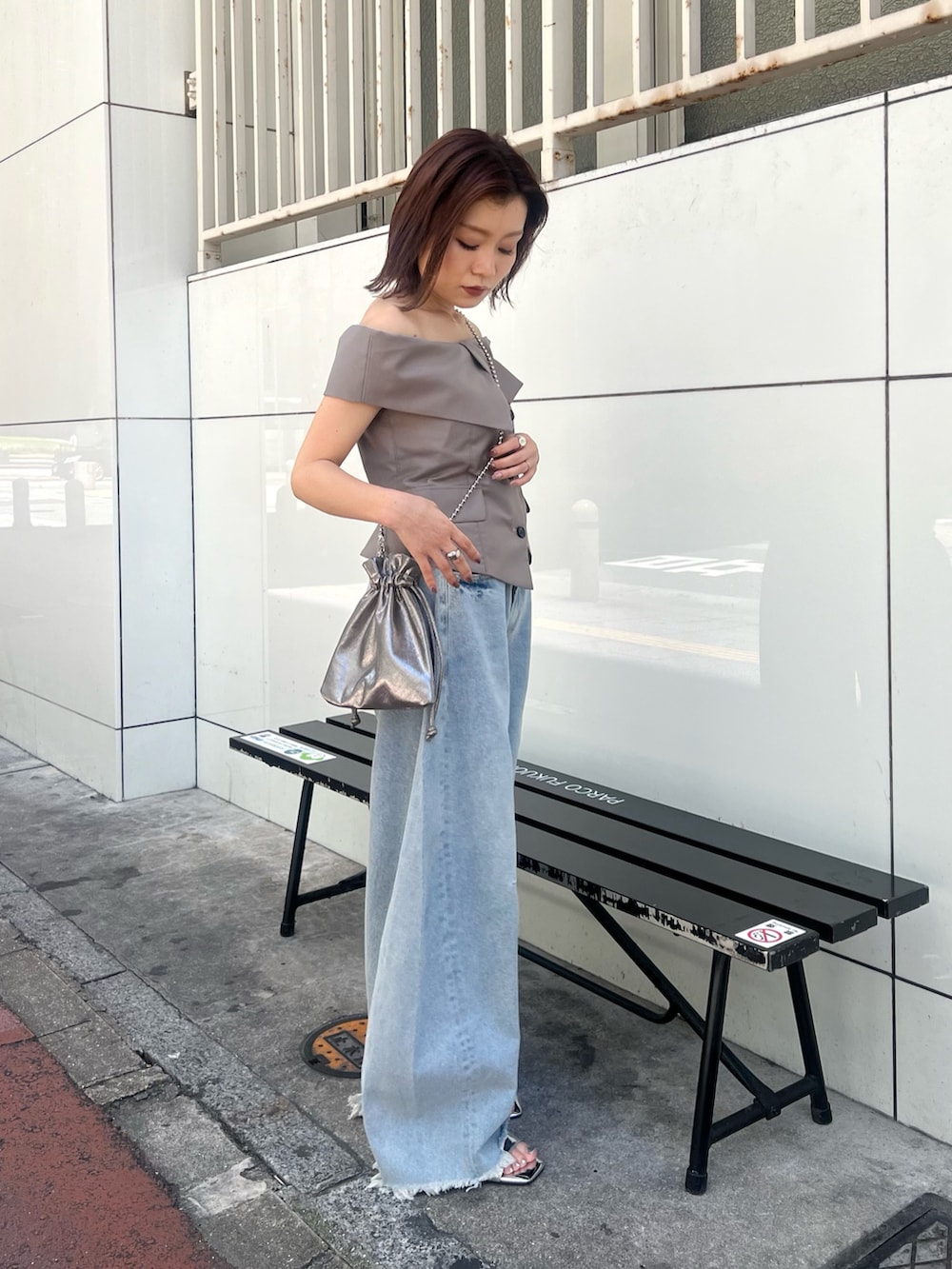 ブラウン系のシャツ/ブラウス、ブルー系のデニムパンツ、シルバー系のサンダルを着用したレディースの夏コーディネートの3枚目の写真