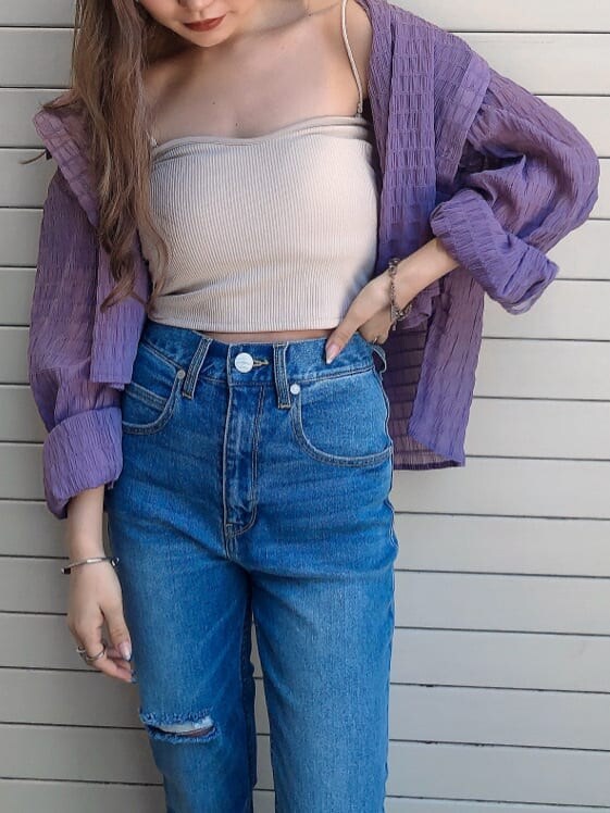 ホワイト系のTシャツ/カットソー、パープル系のシャツ/ブラウス、ブルー系のデニムパンツを着用したレディースの夏コーディネートの3枚目の写真