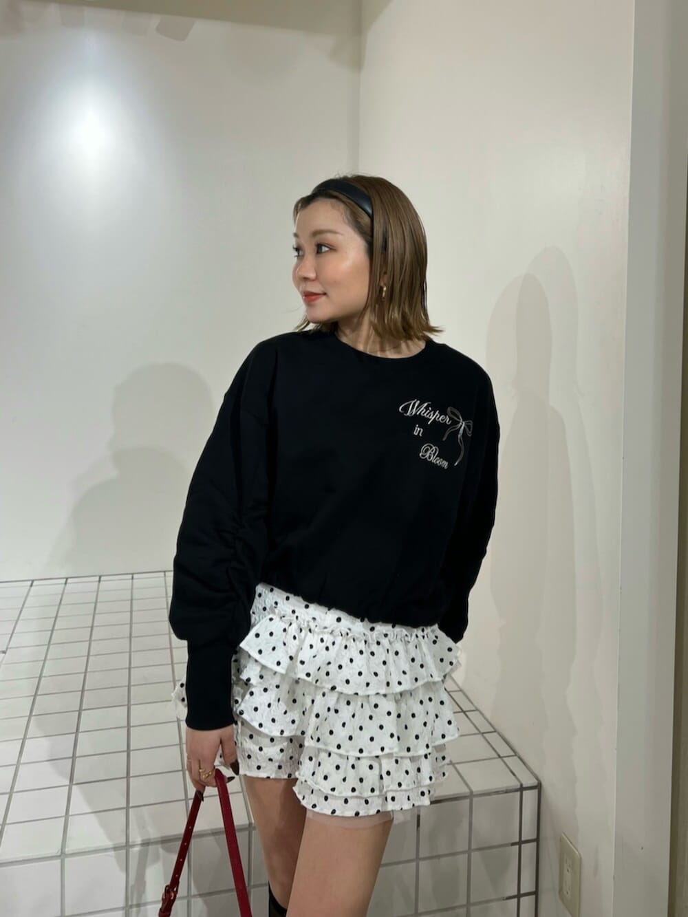 レッド系のハンドバッグ、ホワイト系のその他パンツ、ブラック系のスウェットを着用したレディースの冬コーディネートの4枚目の写真