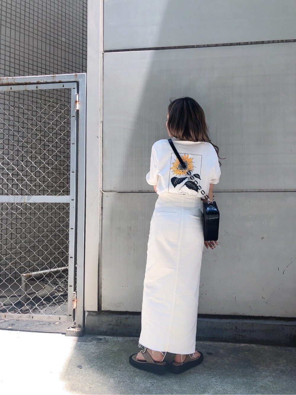 ベージュ系のサンダル、ホワイト系のTシャツ/カットソー、ホワイト系のスカートを着用したレディースの夏コーディネートの3枚目の写真