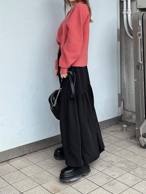 ブラック系のスカート、ブラック系のショルダーバッグ、ピンク系のニット/セーターを着用したレディースの秋コーディネートの8枚目の写真
