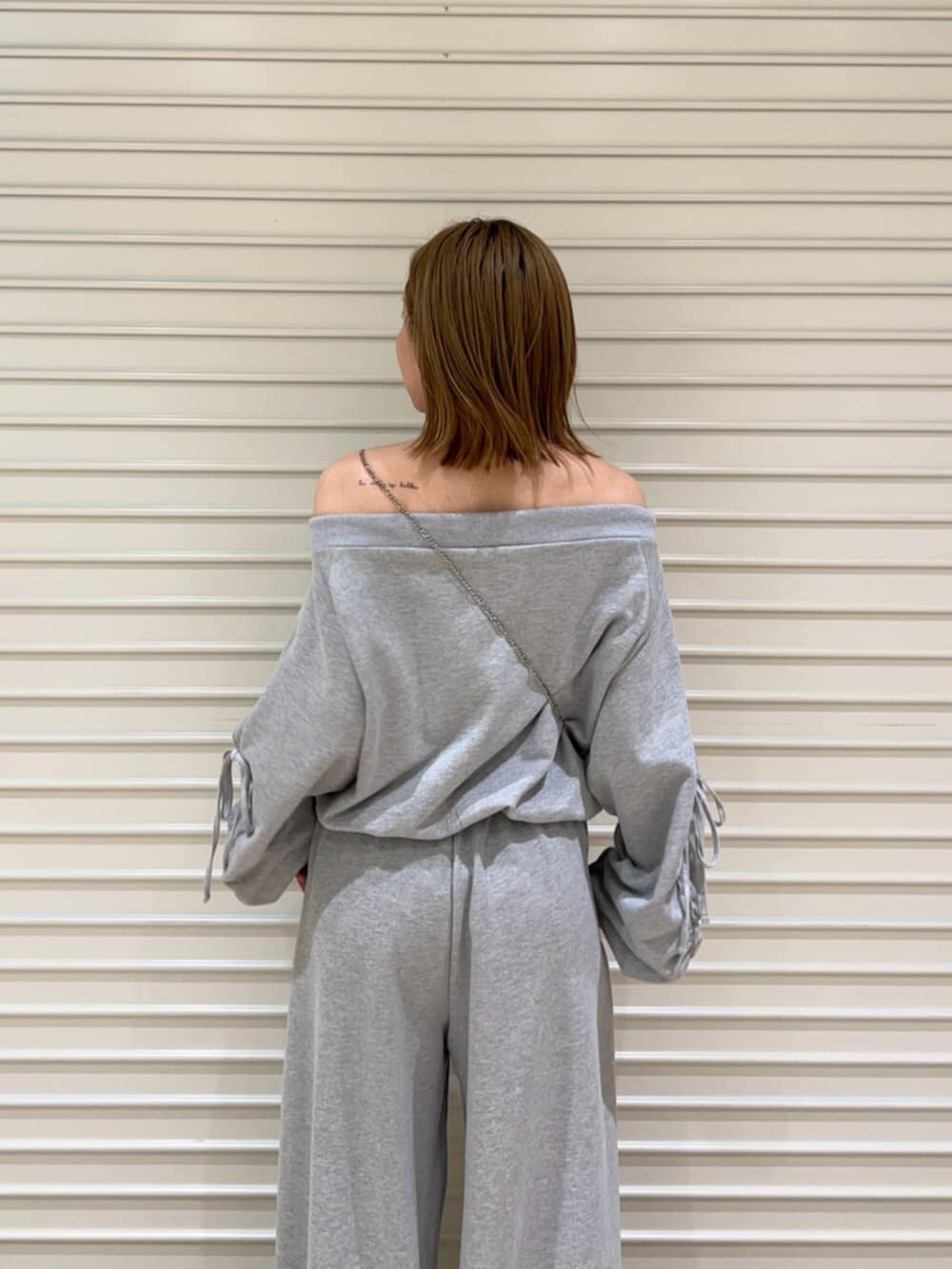 ブラック系のサンダル、グレー系のその他パンツ、グレー系のスウェットを着用したレディースの春コーディネートの5枚目の写真