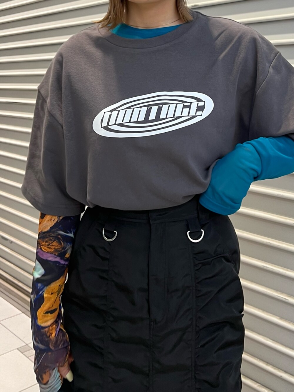 グレー系のTシャツ/カットソー、その他のTシャツ/カットソー、ブラック系のブーツを着用したレディースの春コーディネートの8枚目の写真