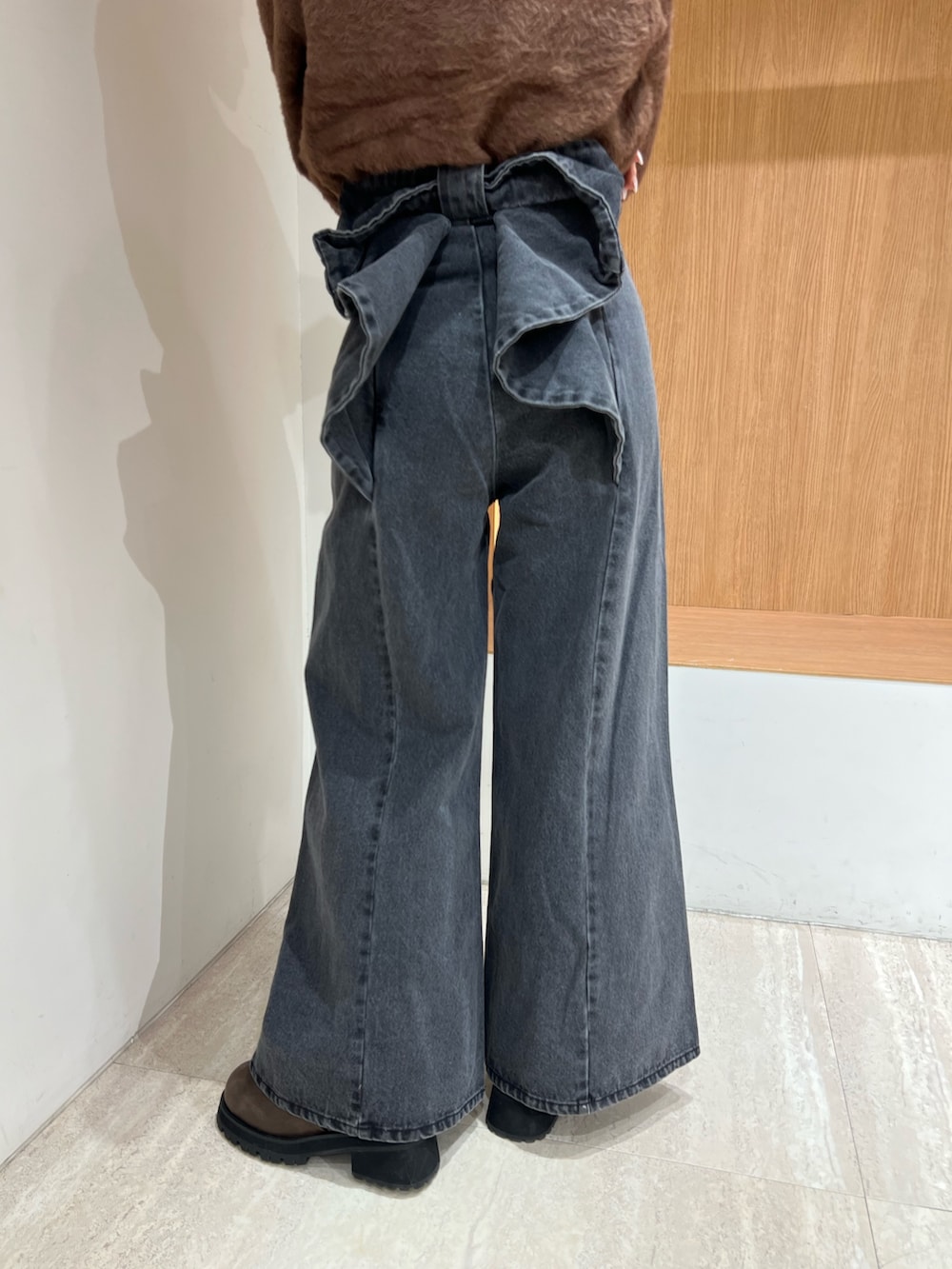 ブラウン系のカーディガン/ボレロ、ブラック系のデニムパンツ、ブラウン系のブーツを着用したレディースの冬コーディネートの6枚目の写真