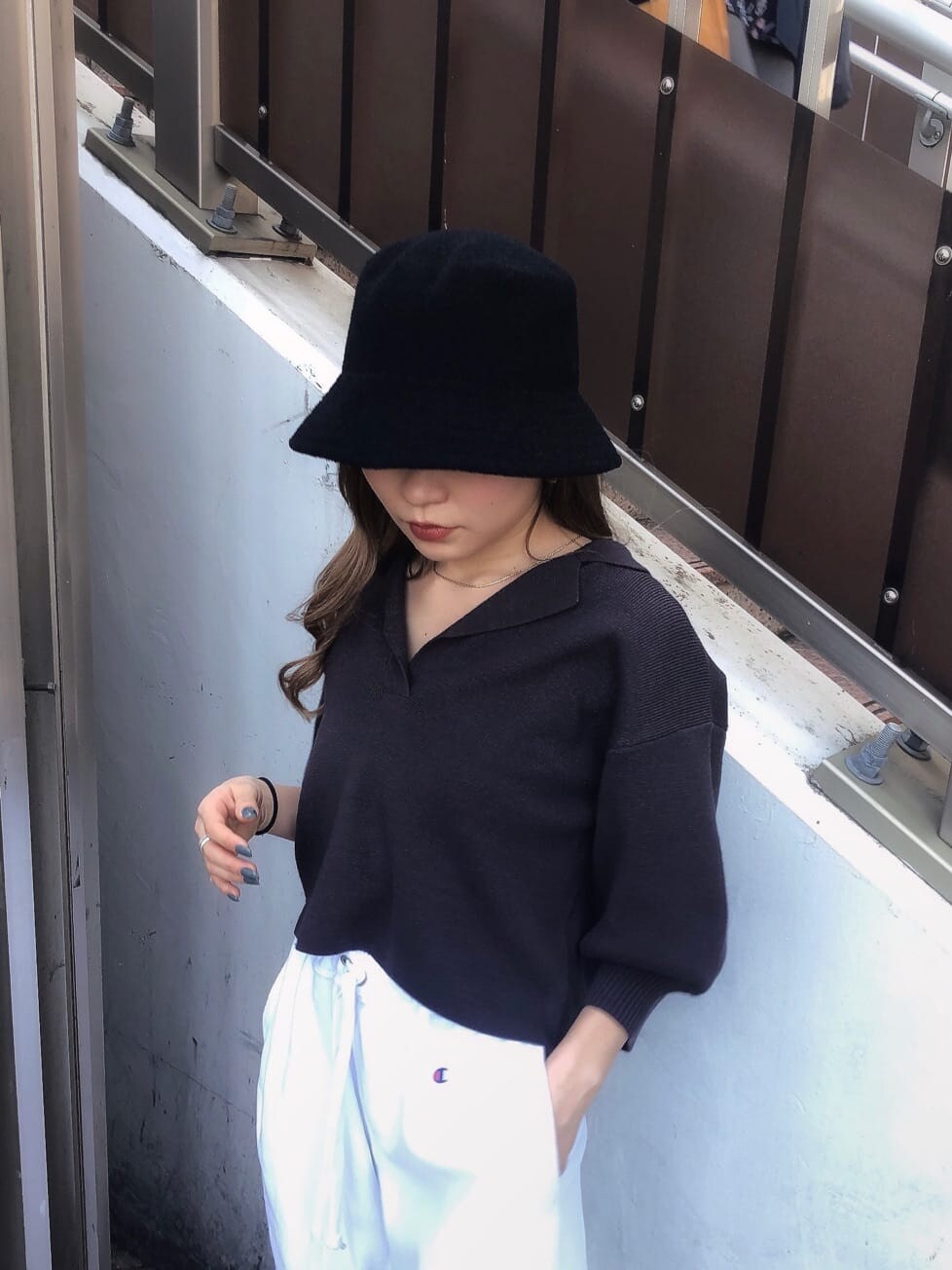 ホワイト系のスウェットパンツ、グレー系のニット/セーター、ブラック系のハットを着用したレディースの春コーディネートの8枚目の写真