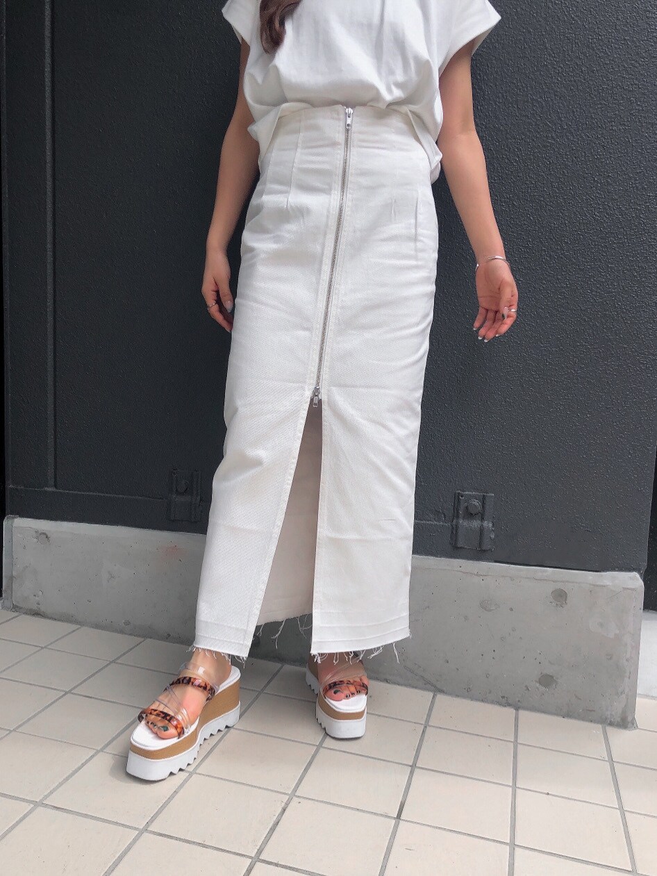 ホワイト系のスカート、ホワイト系のサンダル、ホワイト系のタンクトップを着用したレディースの夏コーディネートの3枚目の写真