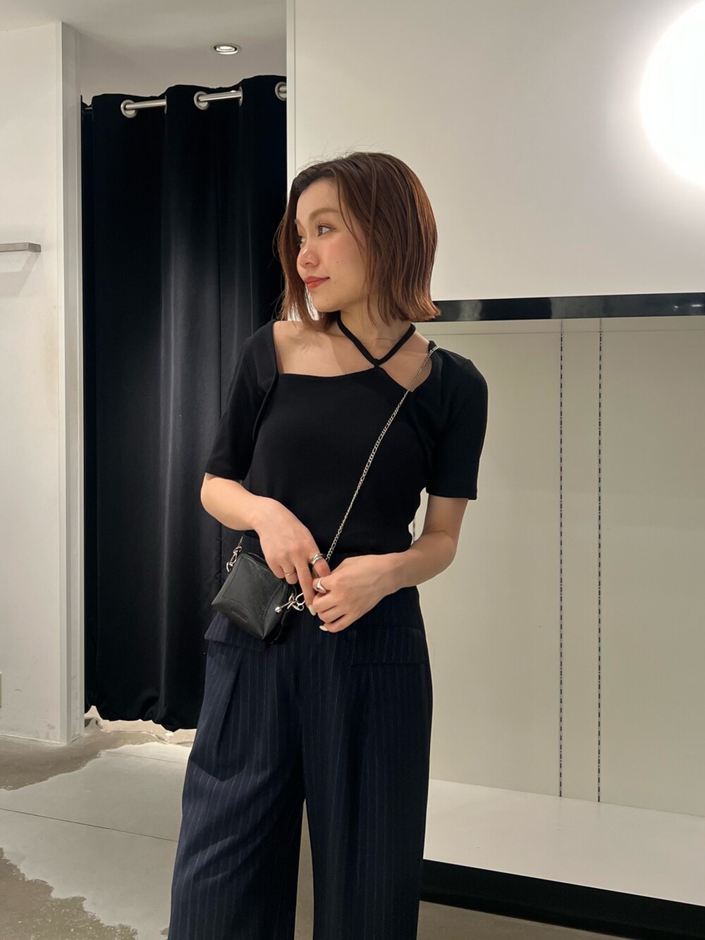 ブラック系のショルダーバッグ、ブラック系のサンダル、ブルー系のその他パンツを着用したレディースの夏コーディネートの4枚目の写真