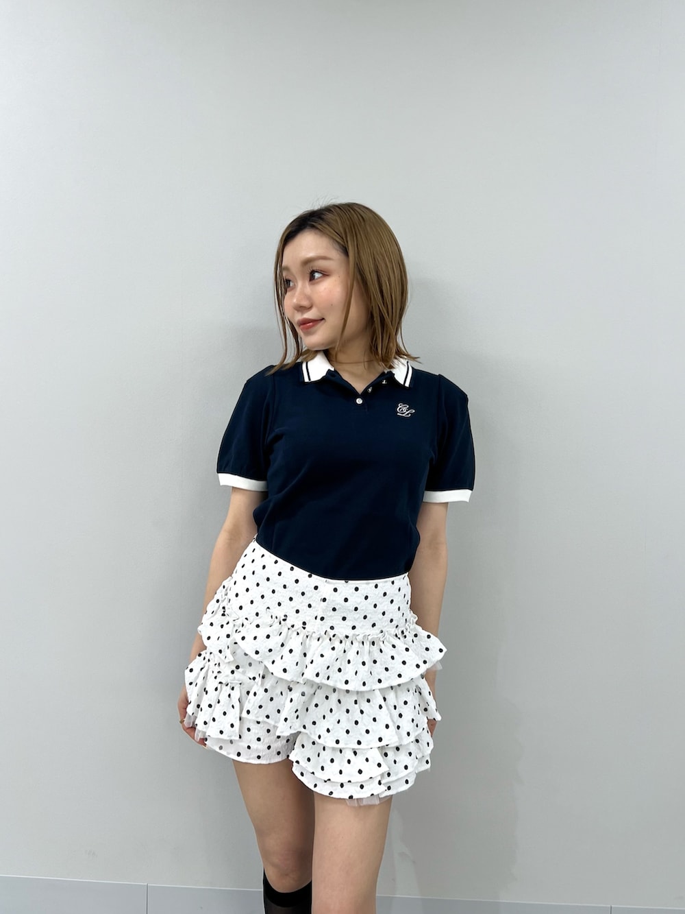 ホワイト系のその他パンツ、ブルー系のTシャツ/カットソーを着用したレディースの春コーディネートの4枚目の写真