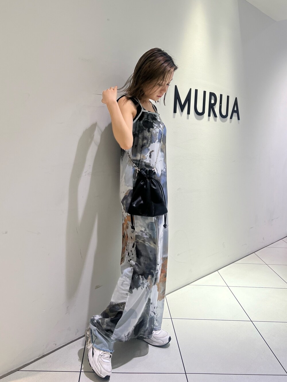 ブラック系のニット/セーター、グレー系のワンピース、ブラック系のショルダーバッグを着用したレディースの夏コーディネートの2枚目の写真