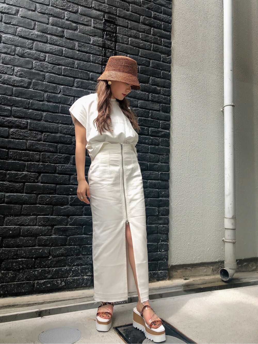 ホワイト系のスカート、ホワイト系のサンダル、ホワイト系のタンクトップを着用したレディースの夏コーディネートの5枚目の写真