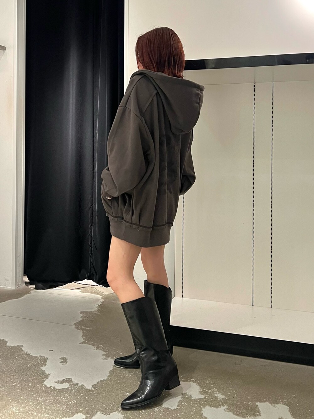 ブラック系のブーツ、ブラック系のその他パンツ、ホワイト系のTシャツ/カットソーを着用したレディースの秋コーディネートの2枚目の写真