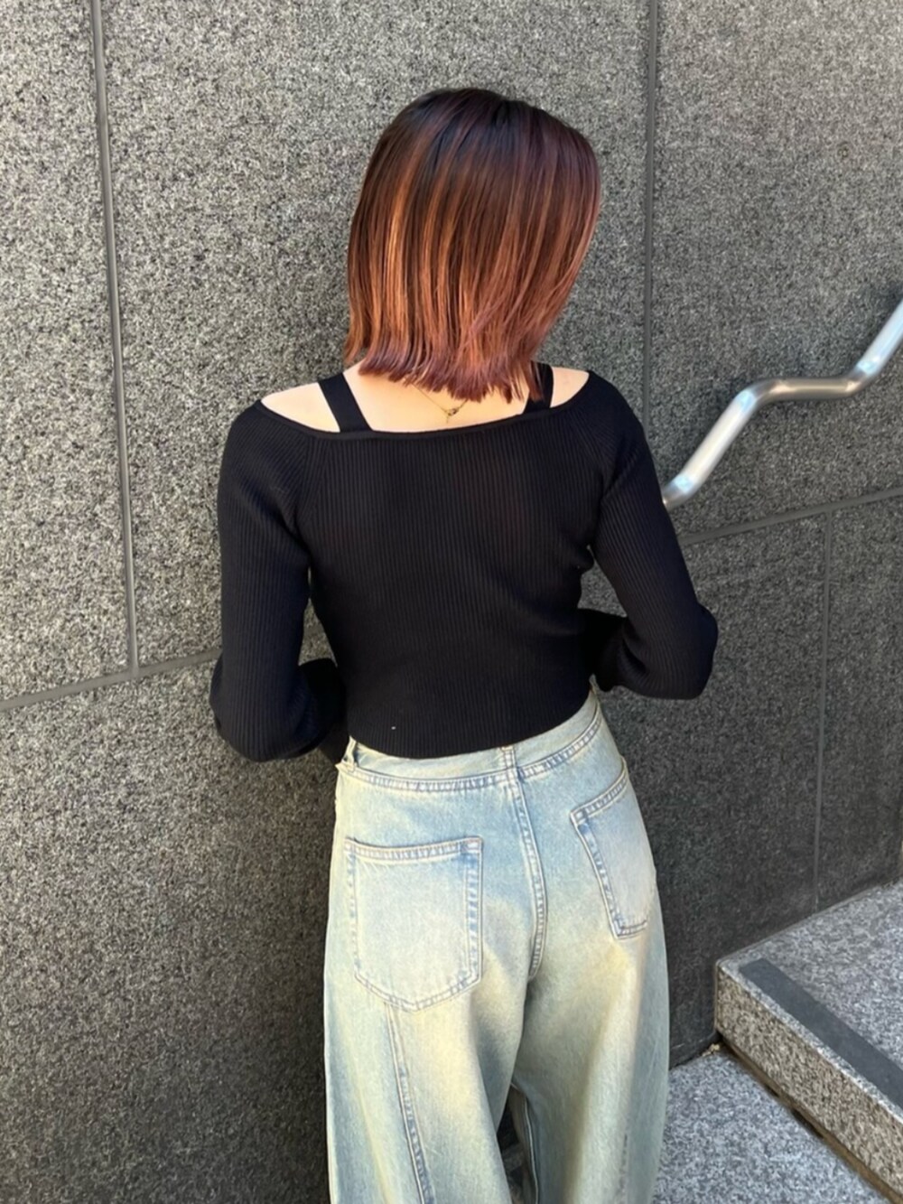 ブルー系のデニムパンツ、ブラック系のニット/セーターを着用したレディースの冬コーディネートの5枚目の写真