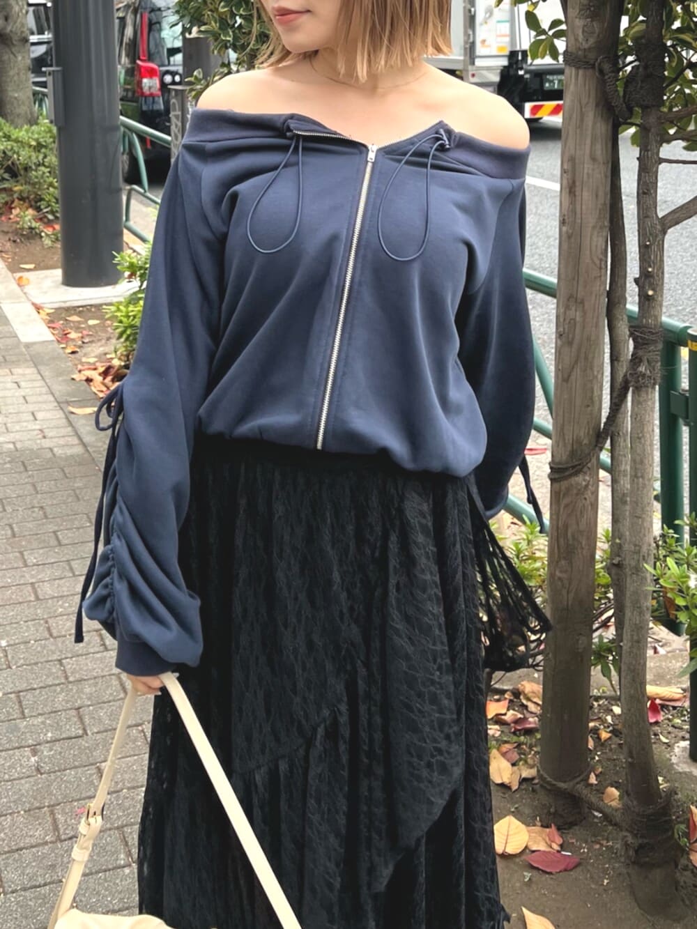 ブラック系のブーツ、ブルー系のスウェット、ブラック系のスカートを着用したレディースの春コーディネートの5枚目の写真