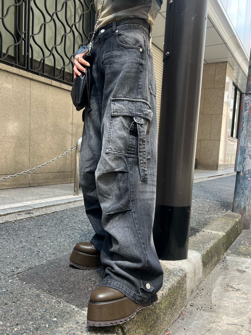 その他のTシャツ/カットソー、ブラック系のデニムパンツ、ブラウン系のブーツを着用したレディースの夏コーディネートの7枚目の写真