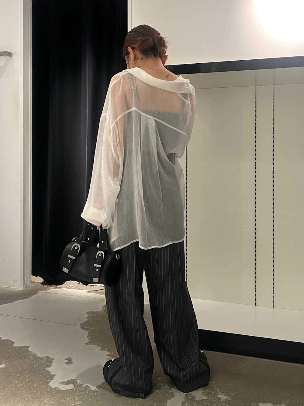 ホワイト系のシャツ/ブラウス、グレー系のキャミソール、グレー系のスラックスを着用したレディースの春コーディネートの3枚目の写真