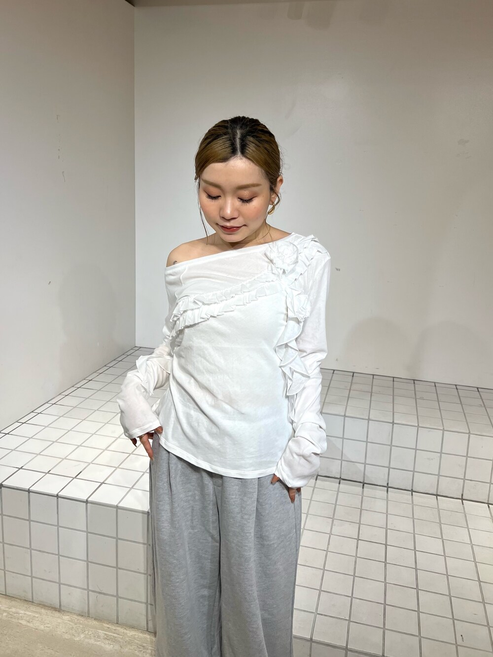 ホワイト系のTシャツ/カットソー、グレー系のその他パンツ、ブラック系のサンダルを着用したレディースの春コーディネートの4枚目の写真