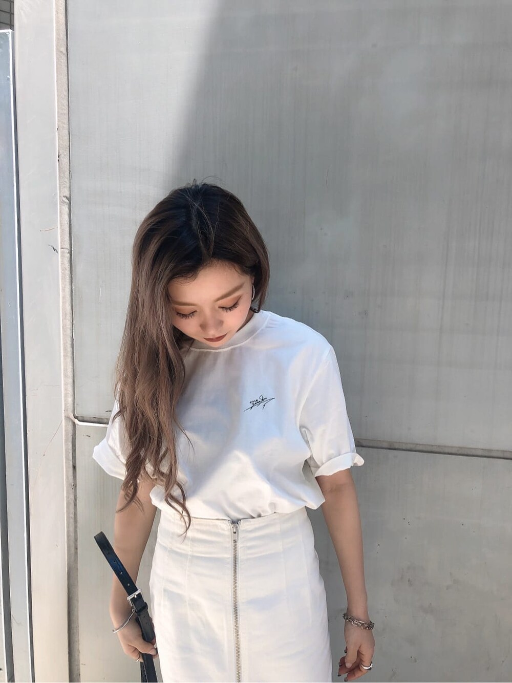 ベージュ系のサンダル、ホワイト系のTシャツ/カットソー、ホワイト系のスカートを着用したレディースの夏コーディネートの5枚目の写真