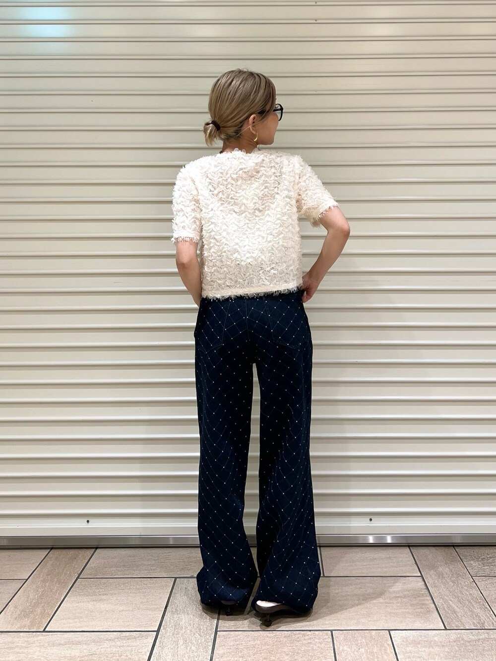 ブルー系のデニムパンツ、ホワイト系のカーディガン/ボレロを着用したレディースの夏コーディネートの3枚目の写真