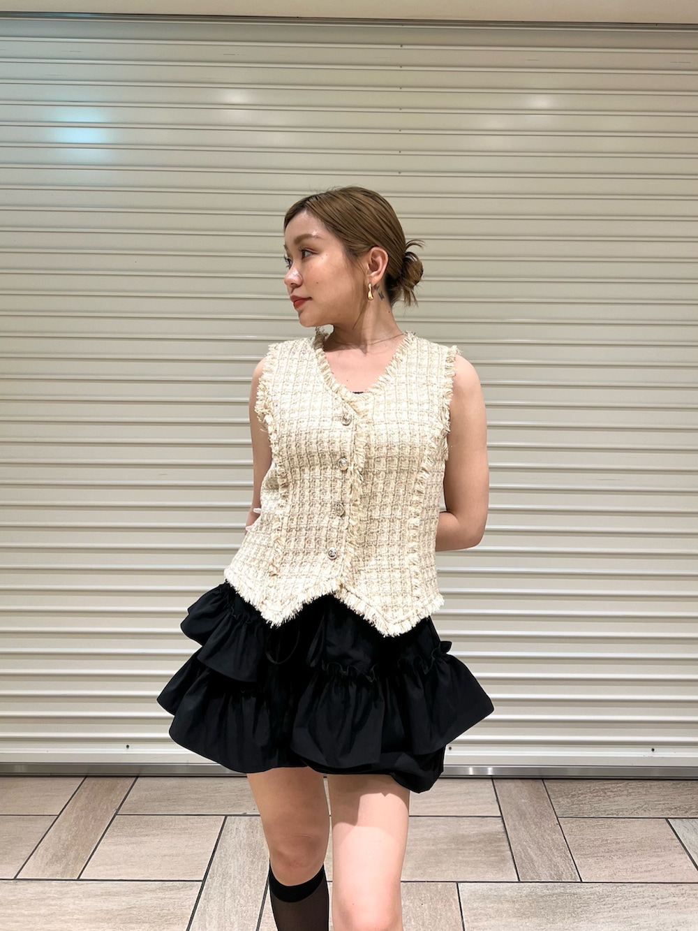 ベージュ系のベスト、ブラック系のその他パンツを着用したレディースの夏コーディネートの4枚目の写真