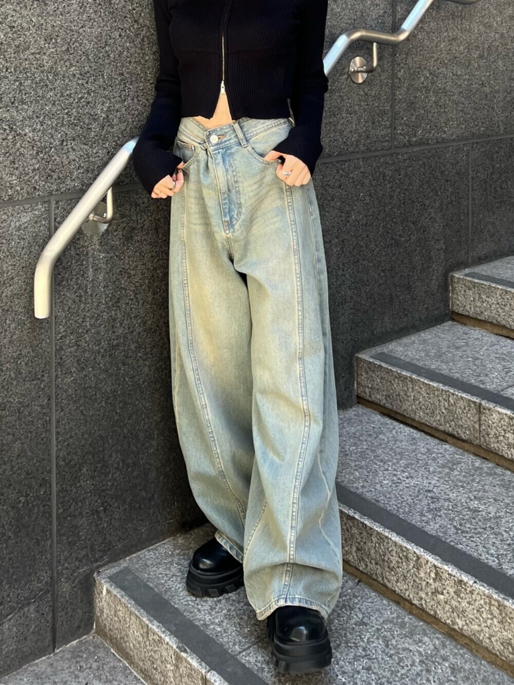 ブルー系のデニムパンツ、ブラック系のニット/セーターを着用したレディースの冬コーディネートの6枚目の写真