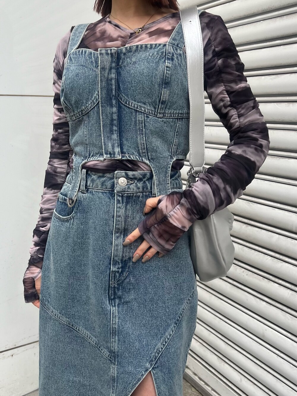 ブルー系のデニムスカート、ブルー系のその他トップス、シルバー系のショルダーバッグを着用したレディースの冬コーディネートの9枚目の写真